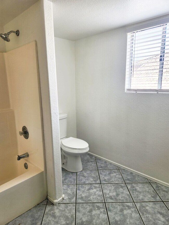 Building Photo - 3 bed 2.5 bath with loft