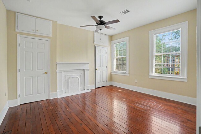 Building Photo - 2 Bedroom Charmer with Sundeck, Wood Floors, and High Ceilings