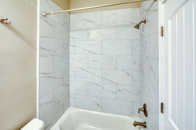 Building Photo - 2 Bed, 2 Bath Available Now!