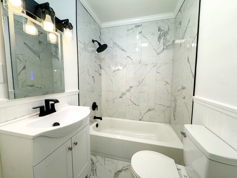 Building Photo - 711 W 44th St