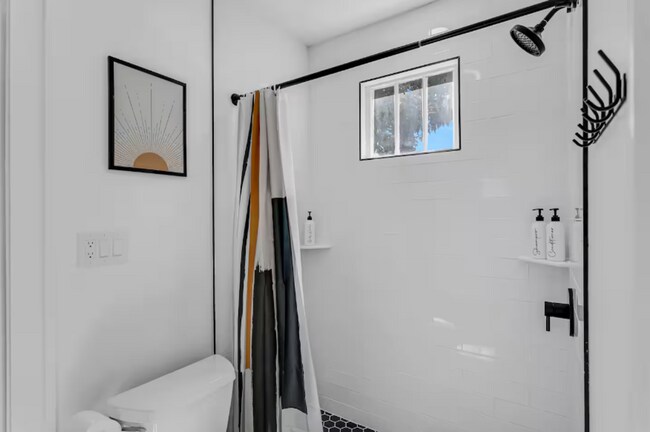 Building Photo - Furnished 2-Bedroom Corner Lot Home in Old Seminole Heights!