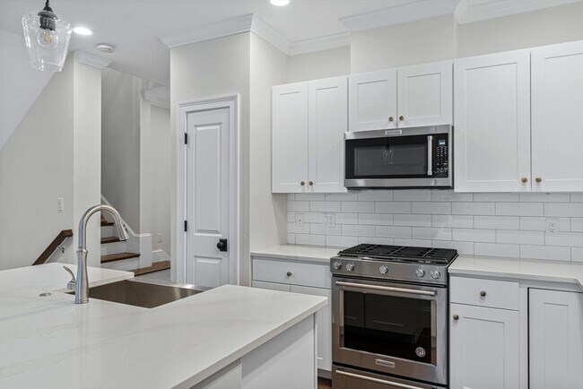 Building Photo - 15 Lily Pond Ln