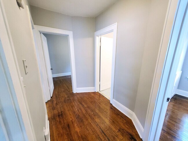 Building Photo - 5 Bed - 2 Full Bath Cape Cod for Rent!