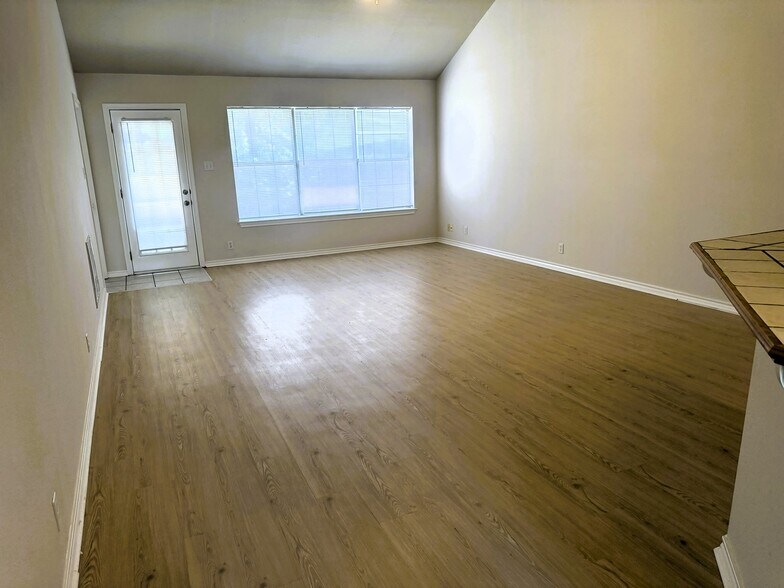 Living Area - 307 Sunset Blvd