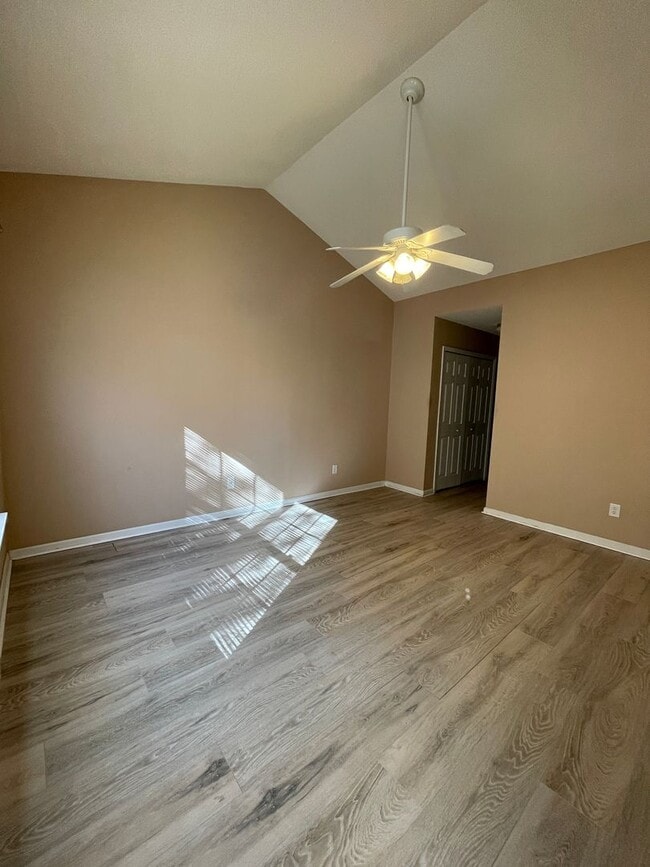 Building Photo - Townhouse with Owner's Suite on main level...