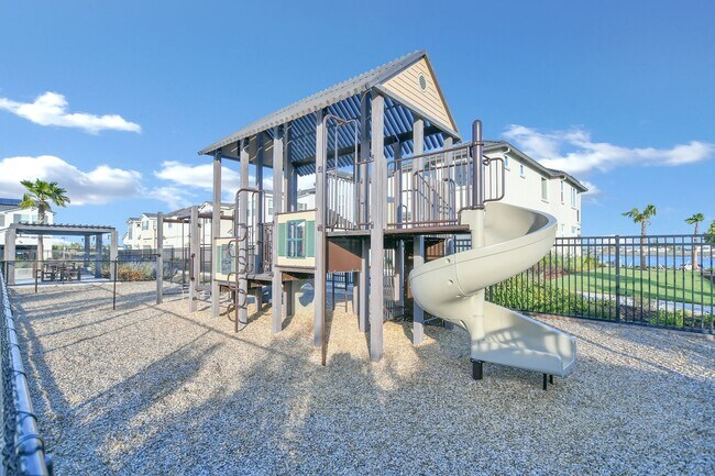 Building Photo - Waterfront Beauty