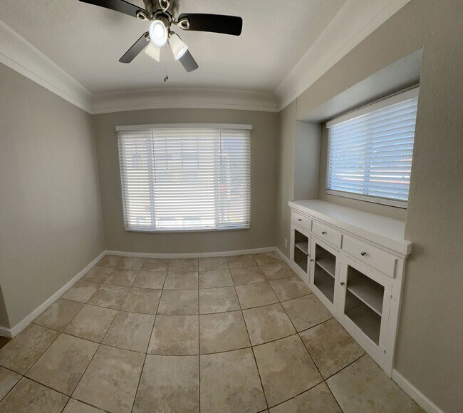 Building Photo - LARGE 1 BEDROOM 1 BATH UPSTAIRS UNIT READY...
