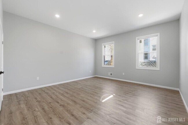 Building Photo - 327 S Orange Ave