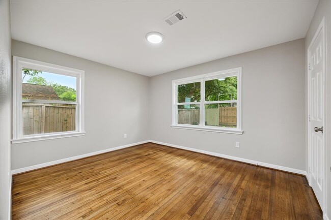 Building Photo - 6830 Cherrydale Dr