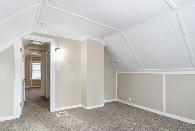 Building Photo - 405 E Woodside St