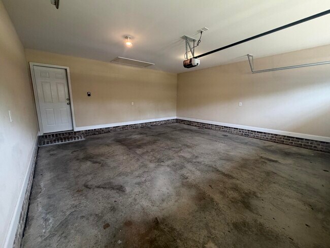 Building Photo - 2850 Foxcroft Cir