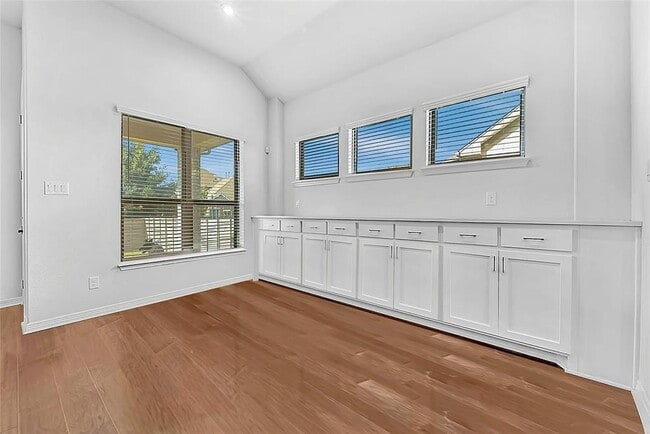 Building Photo - 204 Belford St