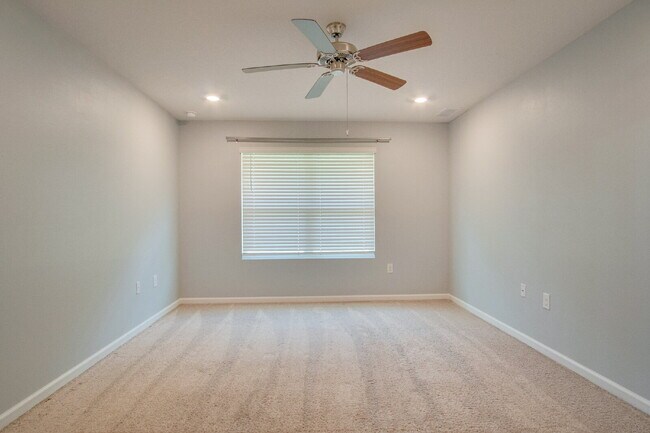 Building Photo - Spacious 4BD/2BA Brick Home Near Navy Federal