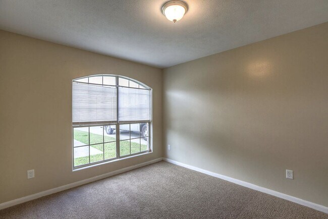 Building Photo - Pine Landing Townhomes - Ask for MOVE IN SPECIALS