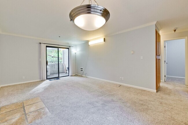 Building Photo - 1 Bed 1 Bath With Lots of Amenities!