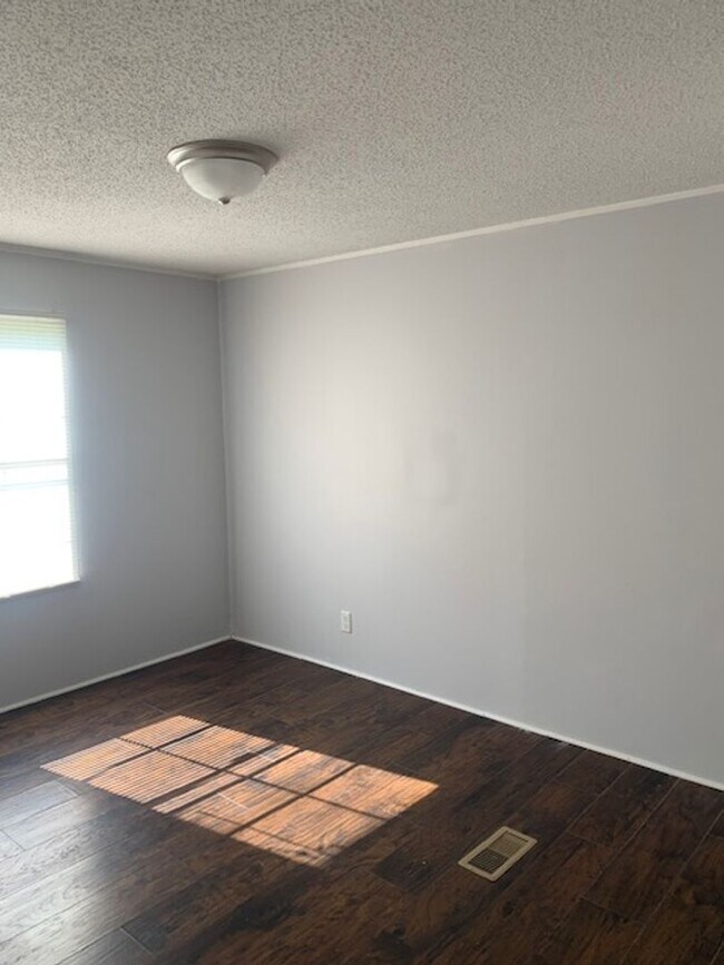 Building Photo - 259 Casual Dr