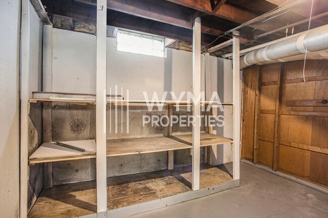 Building Photo - AVAILABLE MID-JULY!! 3 Bedroom, 1.5 Single...