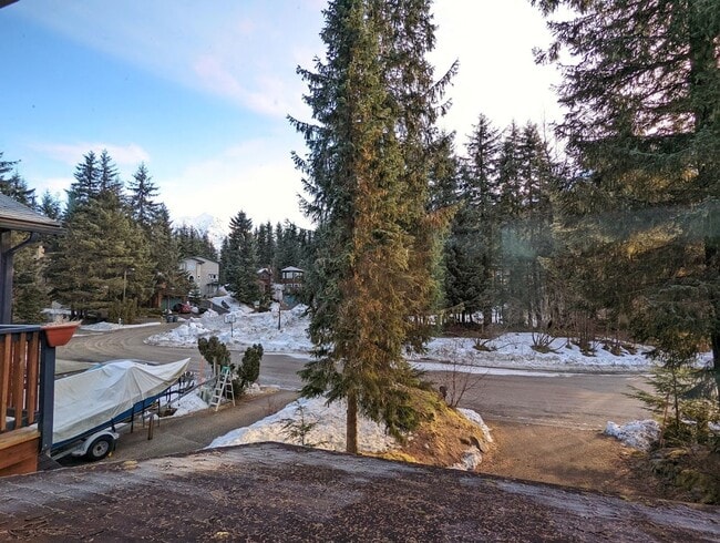 Building Photo - Backloop Sgl Fam Home, 3BD/2BA, Pet Friendly, 2 Car Garage
