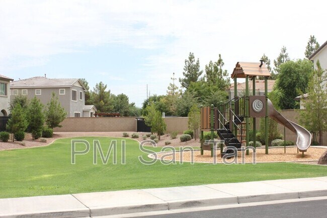 Building Photo - 4754 E Olive Ave