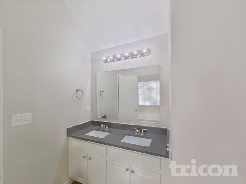 Building Photo - 1916 Lexington Ave