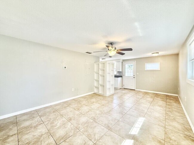 Building Photo - 5852 Monroe St