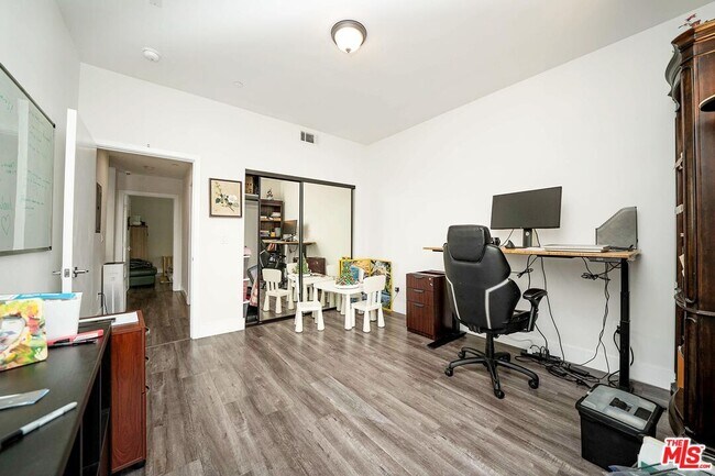 Building Photo - 1046 Serrano Ave