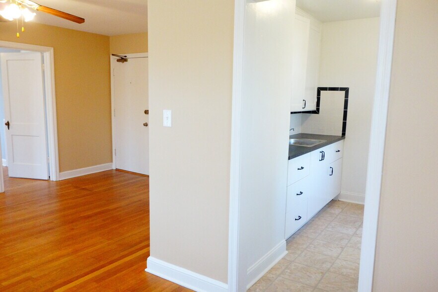 Building Photo - Beautifully Updated Apartments in a Quiet Garden-Style Building