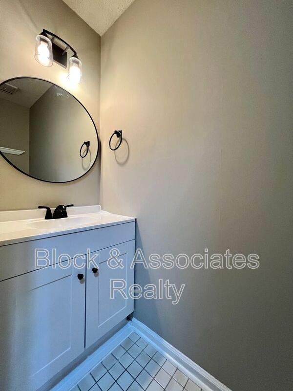 Building Photo - 1613 Round Hill Cir