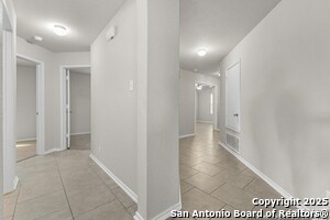 Building Photo - 2122 York Dr