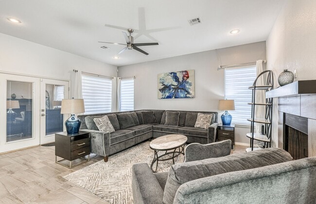 Building Photo - We have a beautiful home fully furnished with 3 bedroom-2 baths plus theater room (or a 4 bed room)