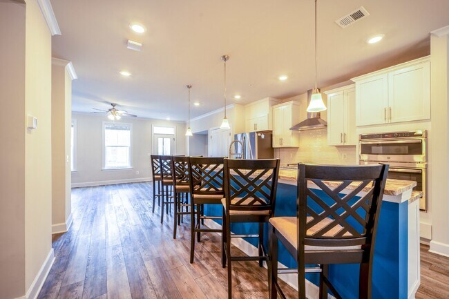 Building Photo - Modern Kincora Townhome-Style Condo | 3 Bedrooms | EV Charging | Backing to 165 Acres of Conserva...
