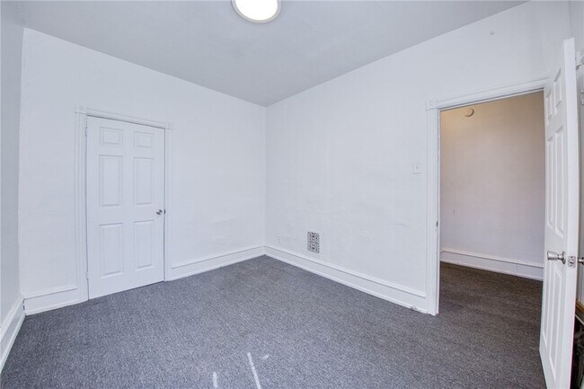 Building Photo - 354 Ophelia St