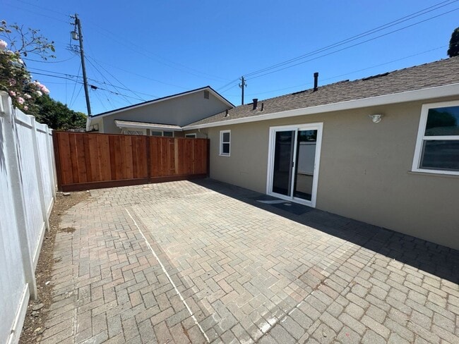 Building Photo - 209 E Laurel Dr