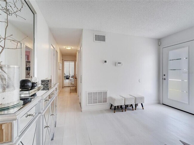 Building Photo - 4754 Lake Shore Dr