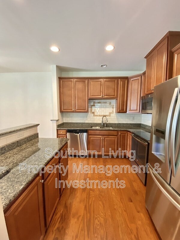 Building Photo - 2601 Silverthorn Dr
