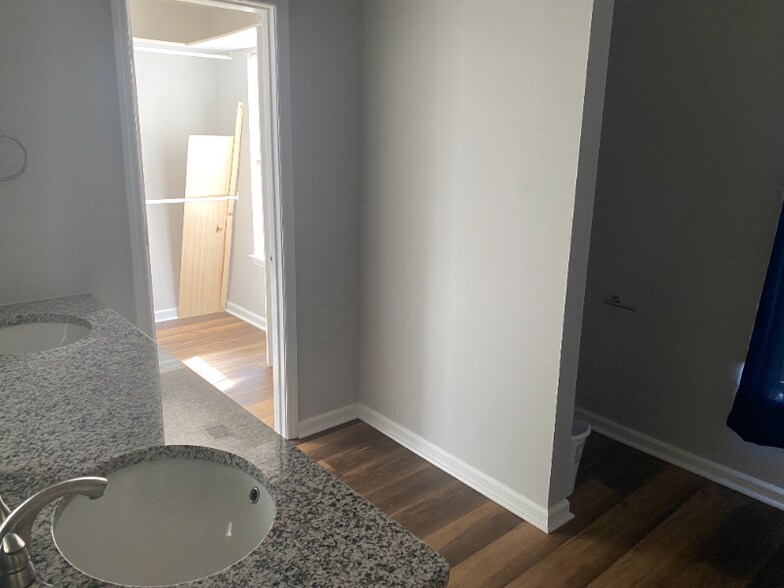 Building Photo - 3683 Old Ferry Rd