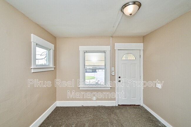 Building Photo - 1328 Struble Ave NE