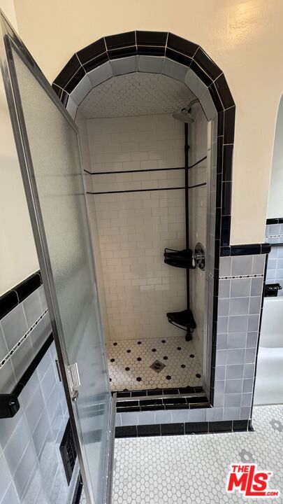 Building Photo - 326 1/2 N Sycamore Ave