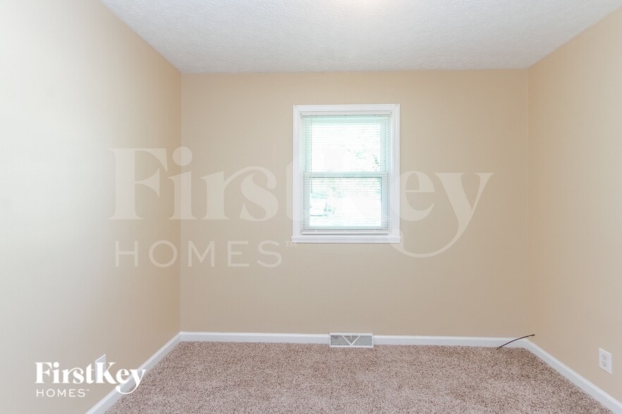 Building Photo - 702 Delbrook Dr