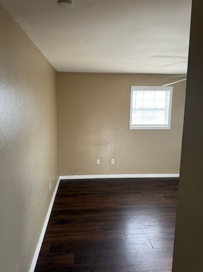 Building Photo - 4819-4821 Lynhuber Dr