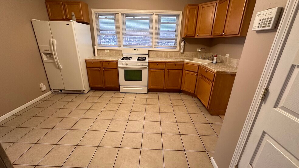 Large eat in kitchem - 7948 S Drexel Ave