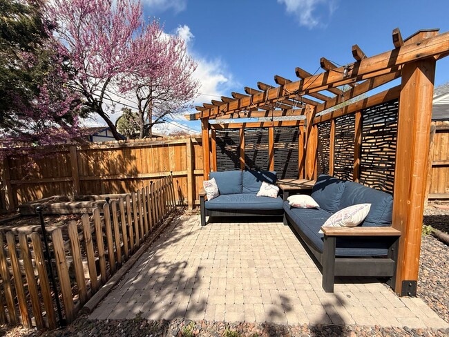 Building Photo - Spacious Twin Lakes Gem!!!