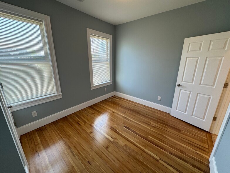 Building Photo - 116 Holland St