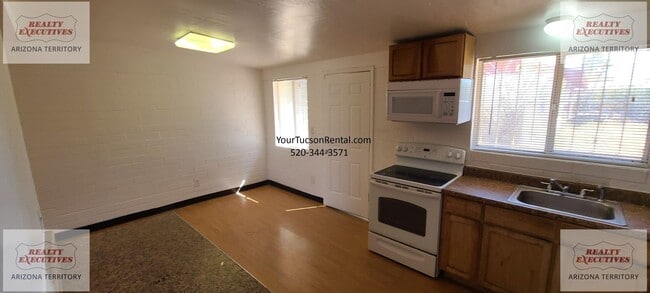 Building Photo - 29th St & Craycroft Rd area 2/2 with yard & A/C System