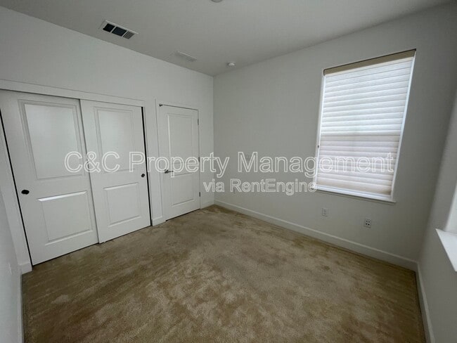 Building Photo - 2725 Parkview Wy