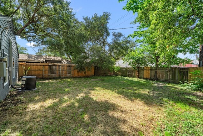 Building Photo - 2108 Camille St