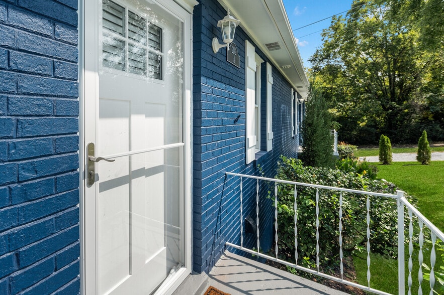 Building Photo - 2112 Sanborn Dr