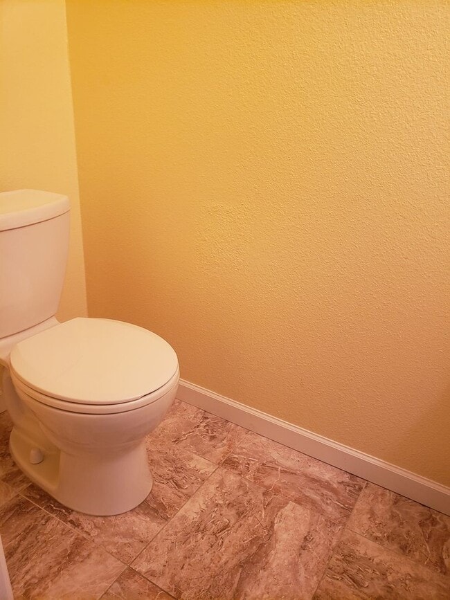 Building Photo - Cute 2 bedroom 1.5 bath Condo in Ashland!!