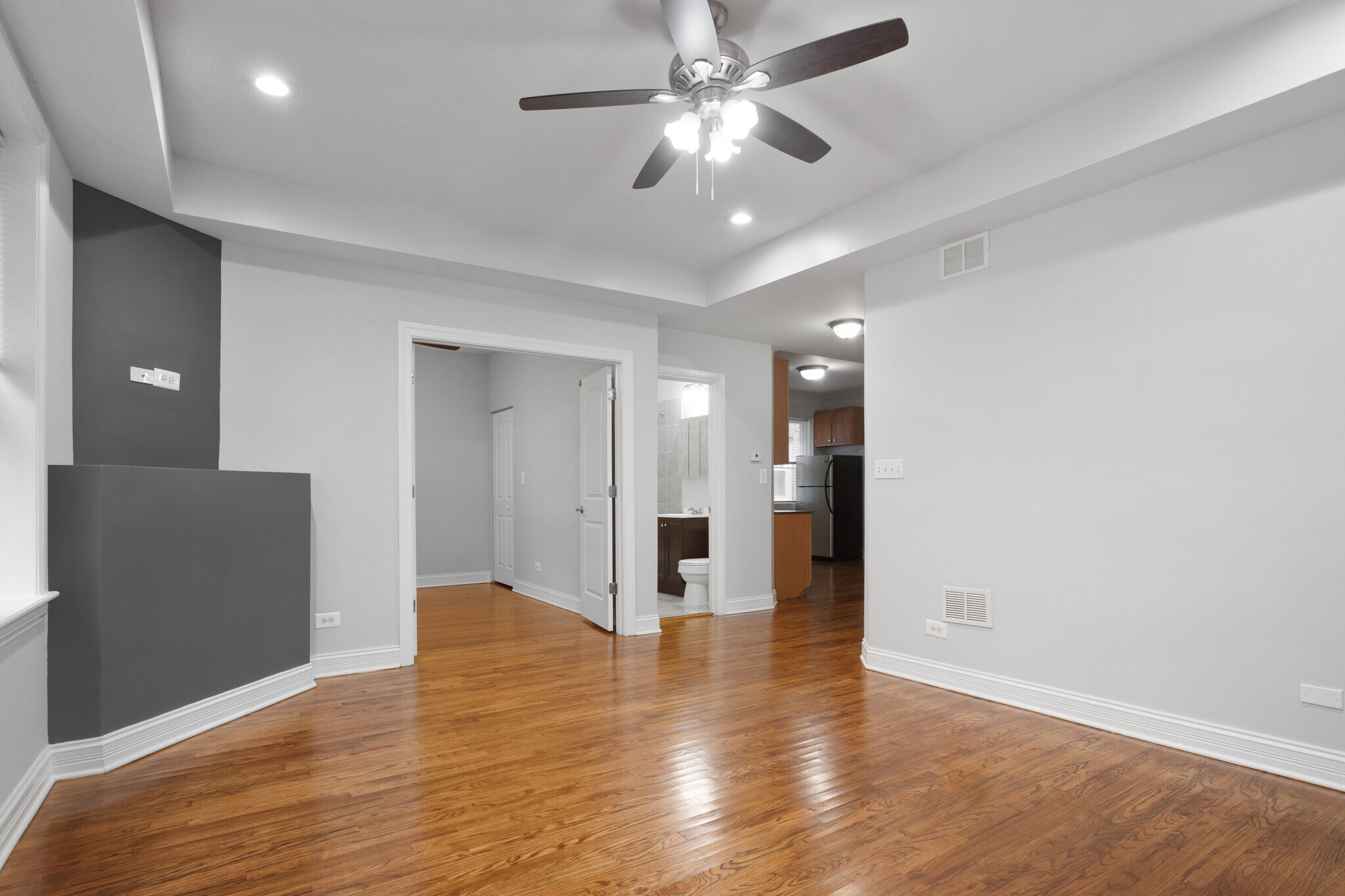 Building Photo - 2001 W Jarvis Ave