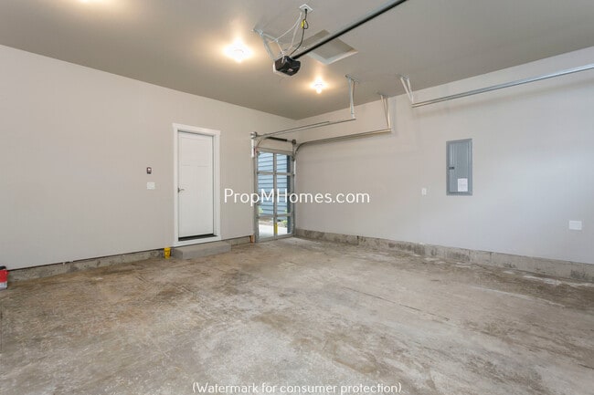 Building Photo - Beautiful Three Bedroom Row Home In Highly Desired Villebois Community!